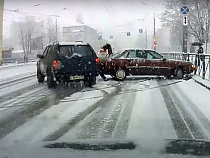 В Калининграде джип не дал развернуться «Ауди 100» (видео)