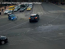 В Калининграде «Тойоту», летевшую на «красный», протаранил «Порше» (видео)