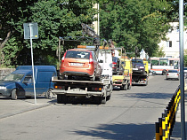 Операция "Эвакуация": в центре Калининграда эвакуаторы очистили улицу от припаркованных на тротуаре авто
