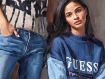 Guess Объединяет Эстетику 90-х и Digital-Эпоху