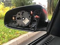 Вернулись в 90-е: в Калининграде снимают зеркала и бамперы с машин