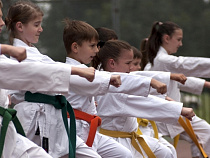 600 каратистов проведут флешмоб на берегу Балтийского моря