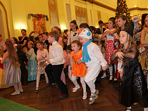 Более 700 маленьких калининградцев побывали на губернаторской ёлке в Драмтеатре