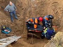 В Калининграде рабочий упал в 4-метровый провал