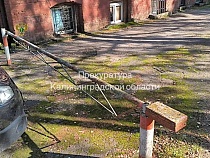 У больницы Советска на 8-летнюю упал стальной шлагбаум