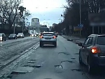 Водители жалуются на ловушки на Дзержинского в Калининграде