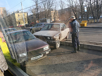 В Калининграде «БМВ» вылетел на разделительную полосу и врезался в «Ауди»