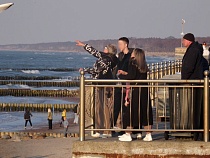 В Зеленоградске туристов бесплатно укладывают уже на променаде