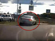 У стадиона в Калининграде машину занесло на бордюр из-за разлива топлива (видео)