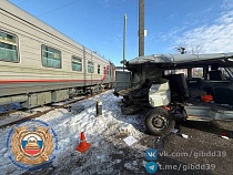 Под Калининградом тепловоз врезался в «буханку»