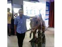 Гладящего динозавра мужчину подозревают в краже смартфона (фото)