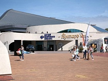 Лазером по коронавирусу: в «Янтарь-холле» светят в глаза зрителям из-за масок