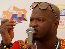 Министр культуры подарила артистам из Африки янтарную мышку