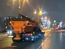Активист-водитель преследует снегоуборочную технику в Калининграде