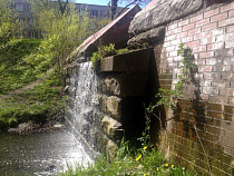 Рабочие заделали течь в новой дамбе на Литовском ручье