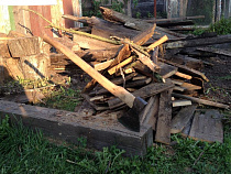 Пьяный житель Гусева напал с топором на знакомых