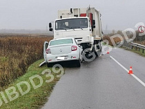 Мужчина в «Рено Логан» ранен после столкновения с мусоровозом