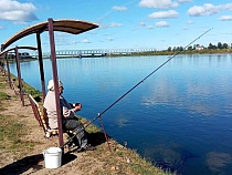 В Советске рыбакам поставили скамейки с видом на Литву