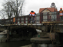 Мэрия: замки с Медового моста будут утилизированы