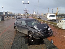 У стадиона «Калининград» автомобиль вылетел на велодорожку и тротуар