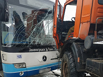 Под Багратионовском пассажирский автобус столкнулся с КАМАЗом