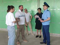 В Нестерове прокурор нашёл первые нарушения при ремонте молодёжного центра