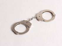 Спасатели помогли калининградцам снять застегнутые в шутку наручники