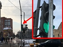 На переходе в Калининграде светофор поцеловался со столбом