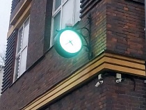 На немецком здании гимназии в Черняховске установили часы