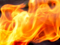 Огонь опалил дверь водителя микроавтобуса у дороги в Янтарный