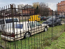 Над автостоянкой на Лесопильной в Калининграде нависла угроза