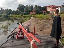 Немецкий замок встретил туристов выстрелом из средневековой пушки