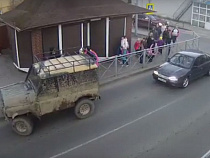 Грязный УАЗ пытался задавить пешеходов в Зеленоградске (видео)