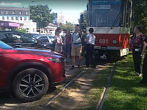 В Калининграде трамвай №5 не мог проехать из-за машины на рельсах