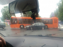 На Дзержинского пассажирский автобус столкнулся с «легковушкой»