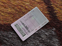 Водитель с фальшивыми правами спалился из-за фото