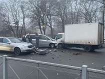 19-летний на «Мерседесе» поехал на красный и устроил массовое ДТП