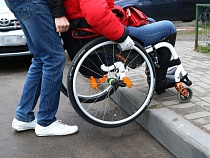 Жена инвалида пожаловалась Дятловой на высокие бордюры Сельмы