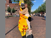 «Мою дочку схватил жираф»: женщину возмутили люди в костюмах зверей