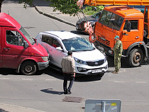 Автокран и микроавтобус зажали кроссовер в "бутерброд"