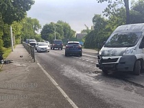 В Калининграде ехавший по Суворова мотоцикл разнесён микроавтобусом на куски