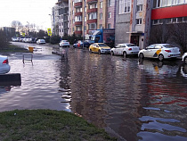 Очевидцы сняли в Калининграде озеро такси