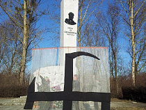 Молния: памятник генералу Ивану Черняховскому в Польше закрыли полотнищем со свастикой