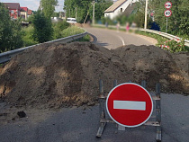 В поселке под Калининградом перекрыли дорогу из-за провала