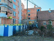 Кран для постройки элитного жилья в Янтарном нависает над чужим участком