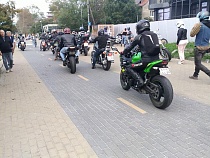 По променаду в Зеленоградске гоняют мотоциклисты 