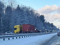 Фура перекрыла проезд по трассе Калининград – Черняховск
