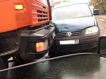 На перекрестке улиц Пехотная и Арсенальная КАМАЗ въехал в «Фольксваген»