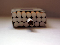 Водитель спрятал в двигательном отсеке своего грузовика тысячу пачек сигарет