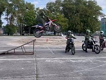 В Балтийске резервисты показали прыжки на мотоциклах
